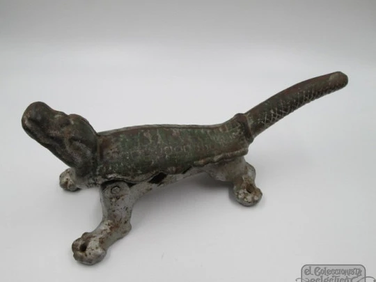 Pharmacy lizard. Polychrome iron. Cork stoppers press. 19th century