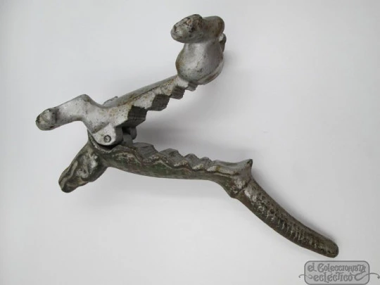 Pharmacy lizard. Polychrome iron. Cork stoppers press. 19th century