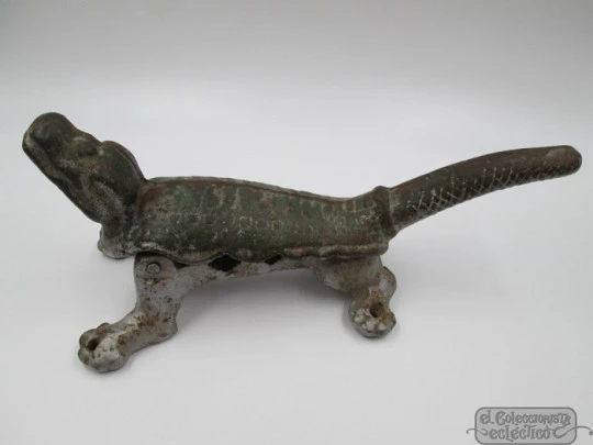 Pharmacy lizard. Polychrome iron. Cork stoppers press. 19th century