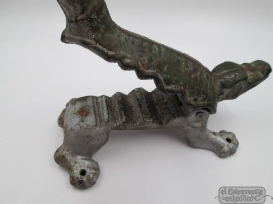 Pharmacy lizard. Polychrome iron. Cork stoppers press. 19th century