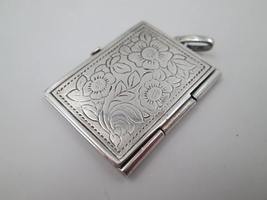 Photo frame pendant. 925 sterling silver. Floral motifs. Tab clasp. 1980's