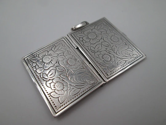 Photo frame pendant. 925 sterling silver. Floral motifs. Tab clasp. 1980's