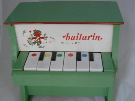 Piano infantil Bailarín. Madera. Motivo payaso. Valencia. 1950