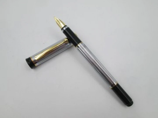 Pierre Cardin fountain pen. Silver and gold plated. Black resin. Cartridge. 1980's