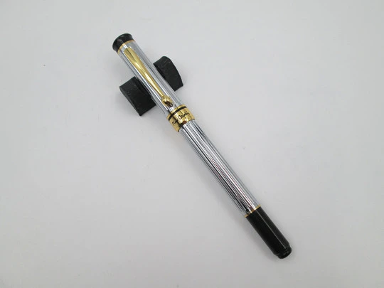 Pierre Cardin fountain pen. Silver and gold plated. Black resin. Cartridge. 1980's