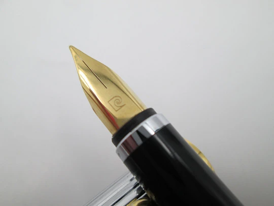 Pierre Cardin fountain pen. Silver and gold plated. Black resin. Cartridge. 1980's