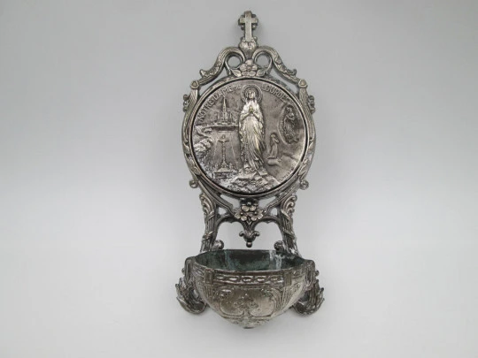 Pila benditera Santuario de Notre-Dame de Lourdes. Metal plateado. Emile Dropsy. 1920