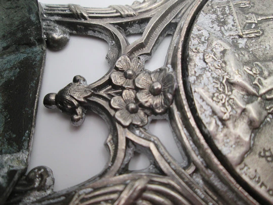 Pila benditera Santuario de Notre-Dame de Lourdes. Metal plateado. Emile Dropsy. 1920