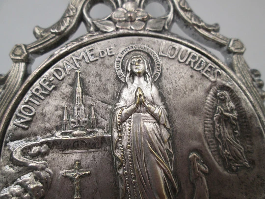 Pila benditera Santuario de Notre-Dame de Lourdes. Metal plateado. Emile Dropsy. 1920