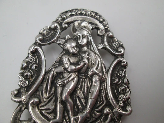 Pila benditera Virgen con Niño. Plata de ley 925. España. Años 70