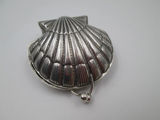Pilgrim's shell travel rosary box. Silver plated metal. Balls clasp. Spain. 1980's
