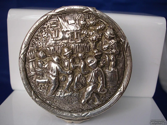 Pillbox. 925 silver vermeil. 1970's. Spain. High relief. Celebration