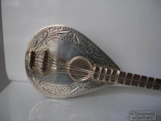 Pillbox. 925 sterling silver. Mandolin shape. Circa: 1970's