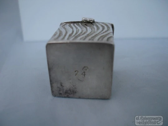 Pillbox. 925 sterling silver. Vegetal motifs. Spain. Circa 1970s