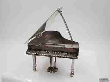 Pillbox. Miniature grand piano. 800 sterling silver. 1970's