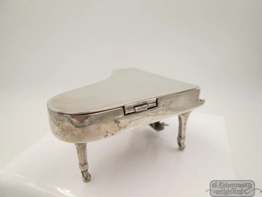 Pillbox. Miniature grand piano. 800 sterling silver. 1970's