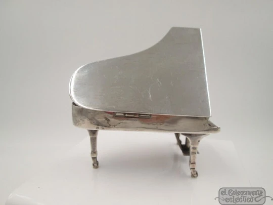 Pillbox. Miniature grand piano. 800 sterling silver. 1970's