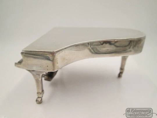 Pillbox. Miniature grand piano. 800 sterling silver. 1970's