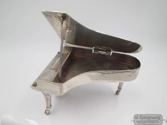 Pillbox. Miniature grand piano. 800 sterling silver. 1970's