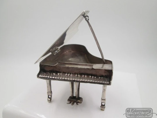 Pillbox. Miniature grand piano. 800 sterling silver. 1970's