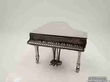 Pillbox. Miniature grand piano. 800 sterling silver. 1970's