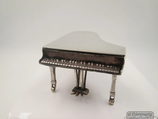 Pillbox. Miniature grand piano. 800 sterling silver. 1970's