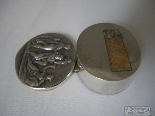 Pillbox. Sterling silver. 1980's. High relief. Vermeil inside. Spain