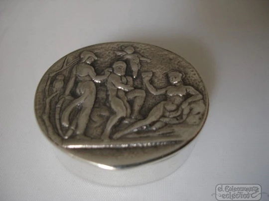 Pillbox. Sterling silver. 1980's. High relief. Vermeil inside. Spain