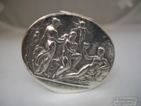 Pillbox. Sterling silver. 1980's. High relief. Vermeil inside. Spain