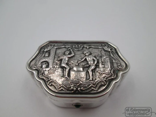 Pillbox. Sterling silver. 1990's. High relief. Cherubs smiths