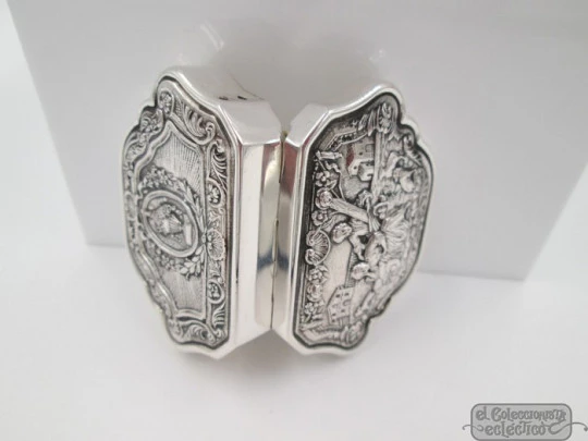 Pillbox. Sterling silver. 1990's. Romantic scene. High relief