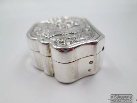 Pillbox. Sterling silver. 1990's. Romantic scene. High relief. Spain