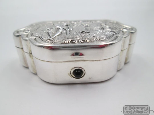 Pillbox. Sterling silver. 1990's. Romantic scene. High relief. Spain