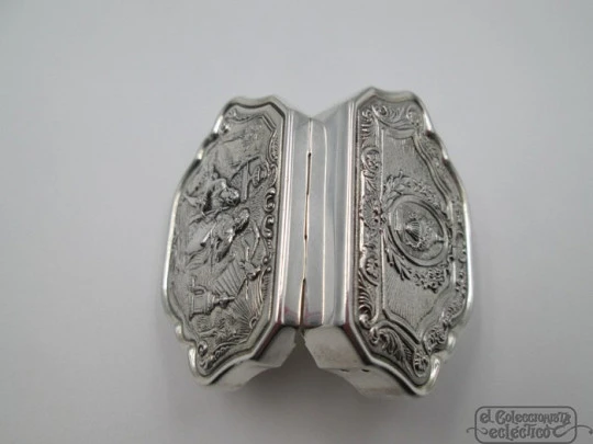 Pillbox. Sterling silver. 1990's. Romantic scene. High relief. Spain