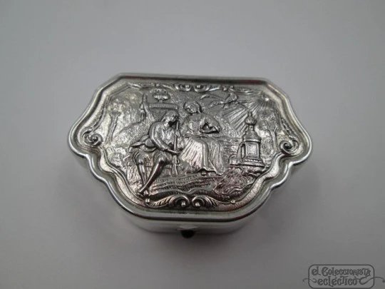 Pillbox. Sterling silver. 1990's. Romantic scene. High relief. Spain