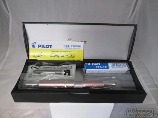 Pilot Capless Décimo. Laca rosa y metal platinado. Plumín retráctil