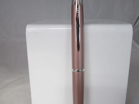 Pilot Capless Décimo. Pink lacquer. Platinum plated. 18K gold