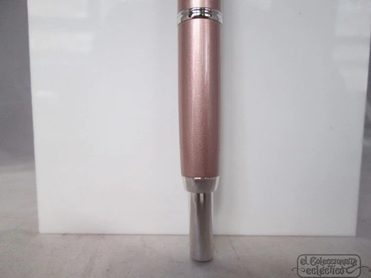 Pilot Capless Décimo. Pink lacquer. Platinum plated. 18K gold