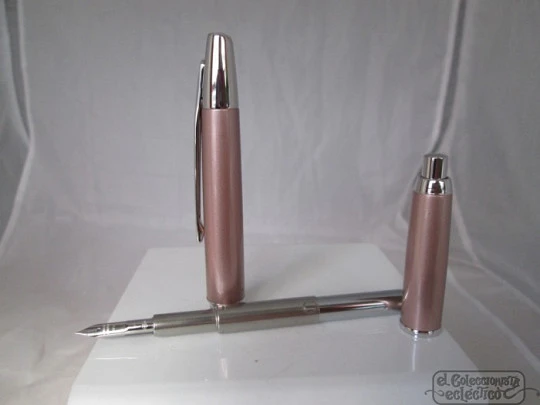 Pilot Capless Décimo. Pink lacquer. Platinum plated. 18K gold