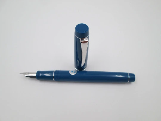 Pilot Custom Heritage 91. Resina azul turquesa y detalles rodiados. Estuche