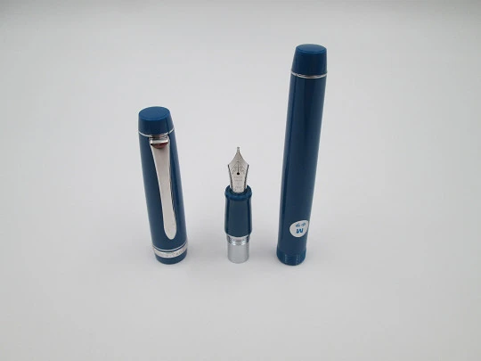 Pilot Custom Heritage 91. Resina azul turquesa y detalles rodiados. Estuche