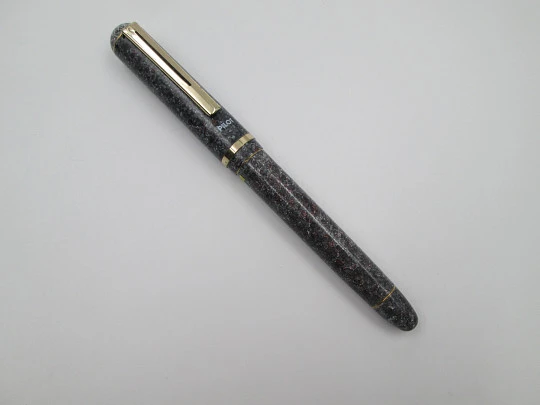 Pilot Stone. Mottled resin & gold plated details. Steel nib. 1980's. Japan