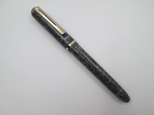 Pilot Stone. Mottled resin & gold plated details. Steel nib. 1980's. Japan