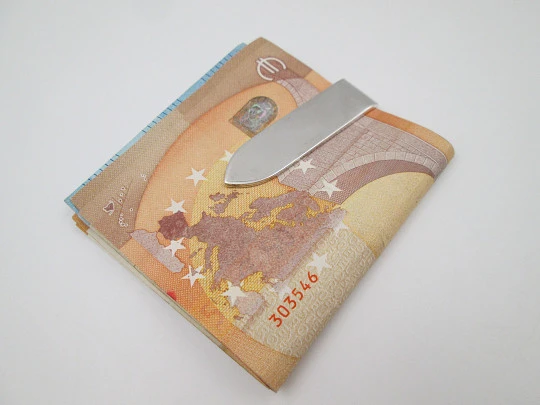 Pinza clip sujeta billetes CESA 1882. Plata de ley con emblema decorativo. Italia. 1980