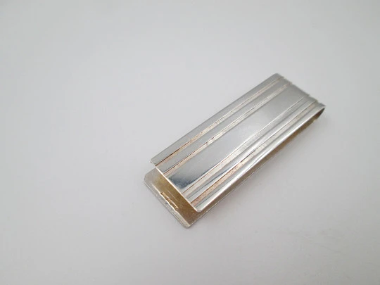 Pinza clip sujeta billetes con frontal decorado con acanalados. Plata de ley. Italia. 1980
