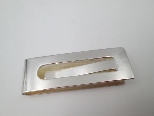 Pinza clip sujeta billetes con frontal decorado con acanalados. Plata de ley. Italia. 1980