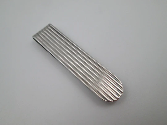 Pinza clip sujeta billetes. Plata de ley y oro. Acanalados y escudo Alfa Romeo. 1980 Pinza clip sujeta billetes. Plata de ley y oro. Acanalados y escudo Alfa Romeo. 1980