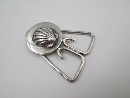 Pinza clip sujeta billetes. Plata de ley. Motivo concha de Santiago. España. 1980