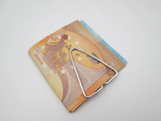 Pinza clip sujeta billetes. Plata de ley. Motivo concha de Santiago. España. 1980