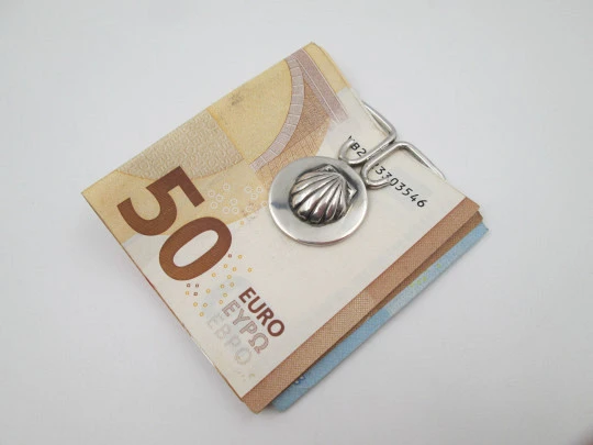 Pinza clip sujeta billetes. Plata de ley. Motivo concha de Santiago. España. 1980